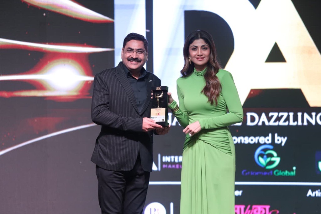 Acharya Lokesh Dhamija receiving best celebrity astrolger award from Shilpa Shetty